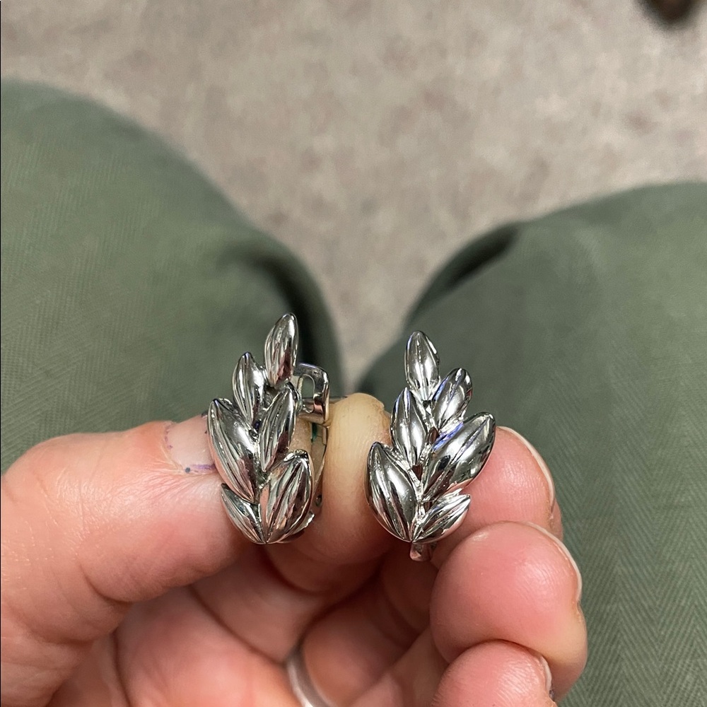 Nina ricci Elegant Silver Leaf pierced Earrings- new